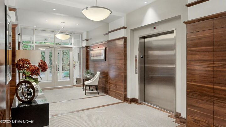 Property Photo: 1409 Mockingbird Terrace Dr Unit 104 KY 40207
