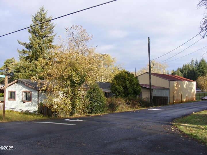 Property Photo: 178 SE Egbert Avenue OR 97380