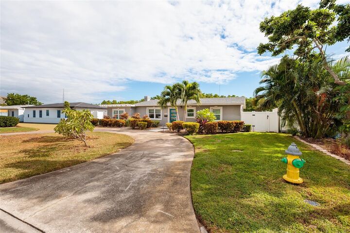 Property Photo:  9101 Sun Isle Drive NE  FL 33702 