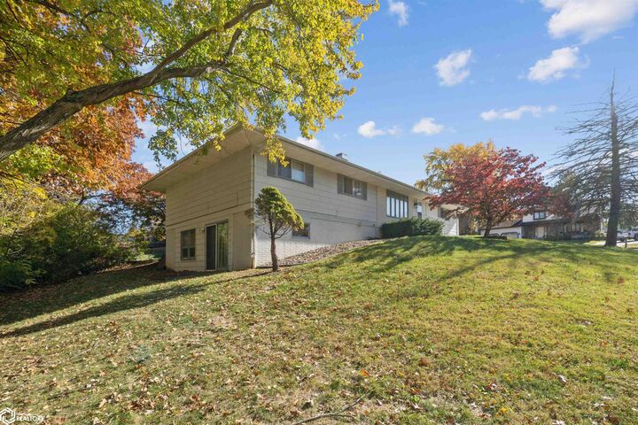 Property Photo:  2612 Sunrise Lane  IA 52601 