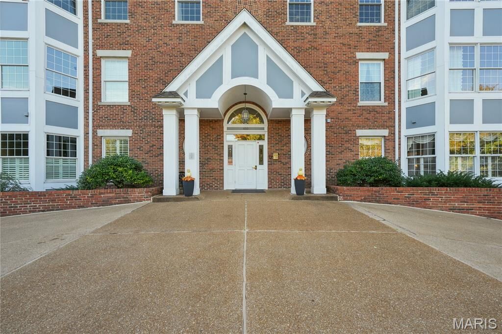 Property Photo: 450 E Lockwood Avenue 303 MO 63119