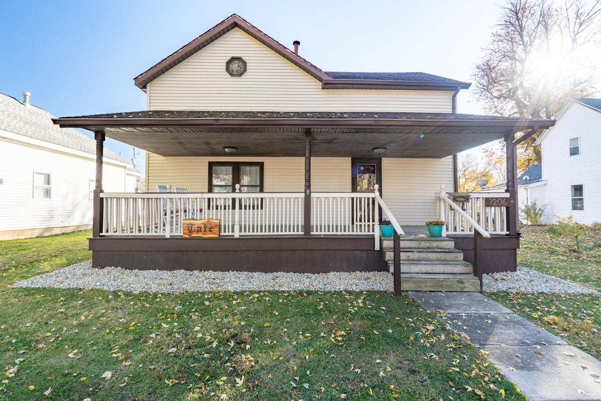 Property Photo:  1206 E Main Street  IL 61727 