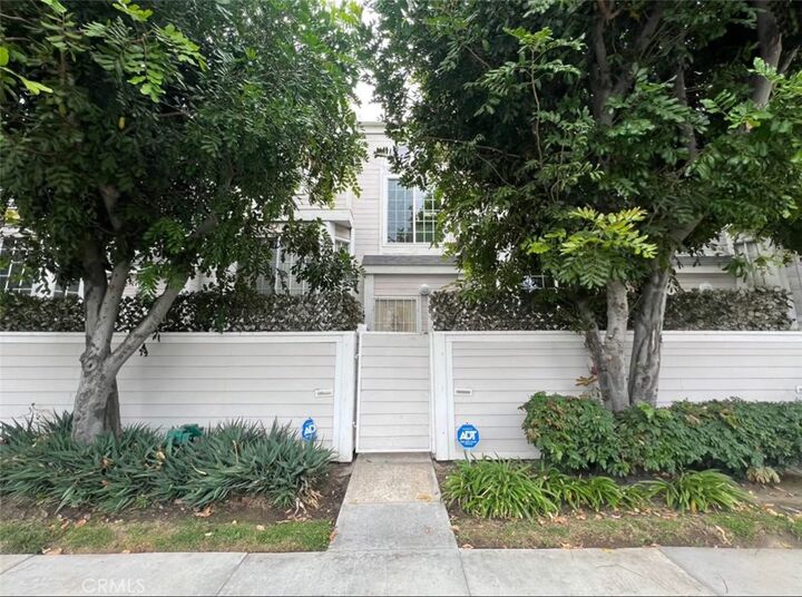 Property Photo:  1731 E 68th  CA 90805 