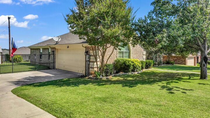 Property Photo: 522 Crow Avenue TX 76085