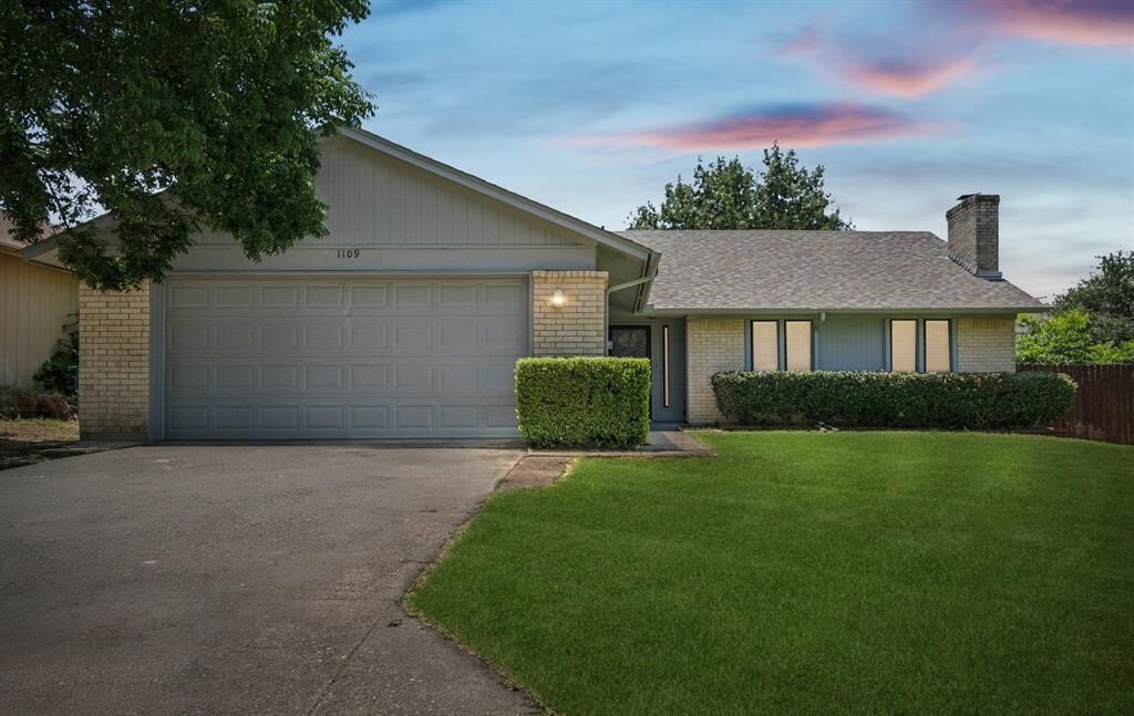 Property Photo: 1109 Paluxy Court TX 75028