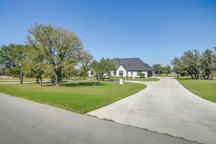 Property Photo: 104 Woodview Creek Trail TX 76108