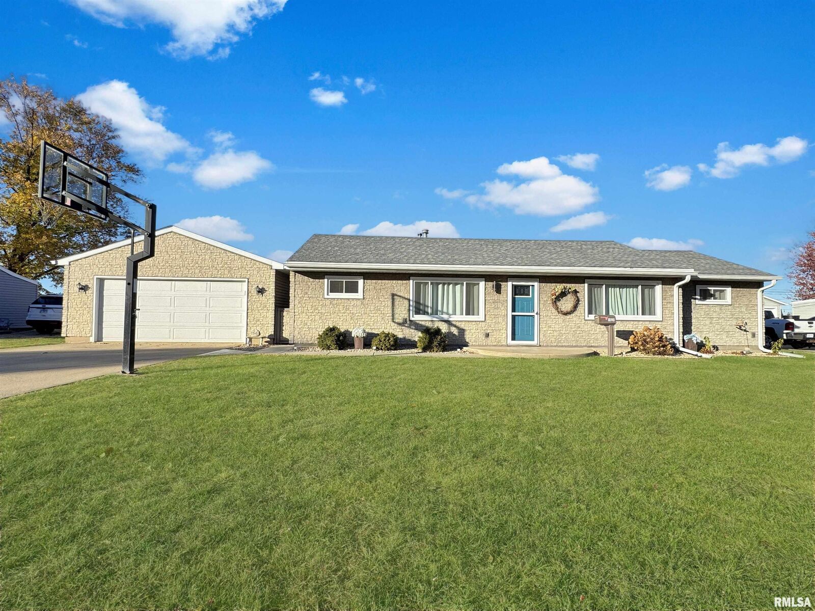Property Photo: 1505 W Leonard Drive IL 61523