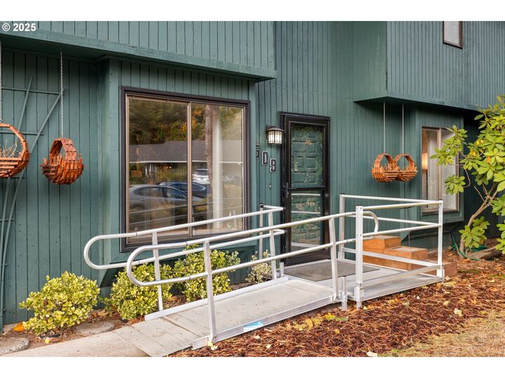 Property Photo:  7509 SE 101st Pl  OR 97266 