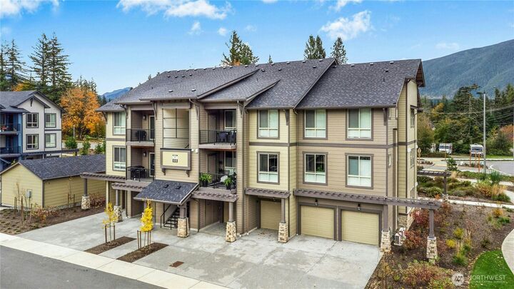 Property Photo:  1845 SE 12th Place H-204  WA 98045 