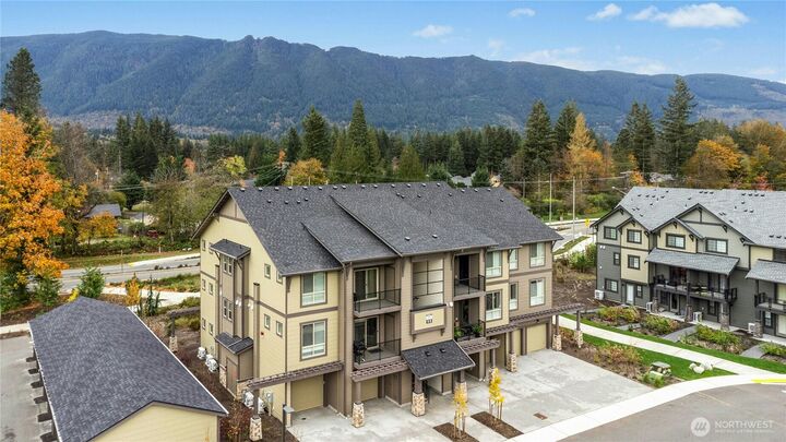 Property Photo:  1845 SE 12th Place H-204  WA 98045 