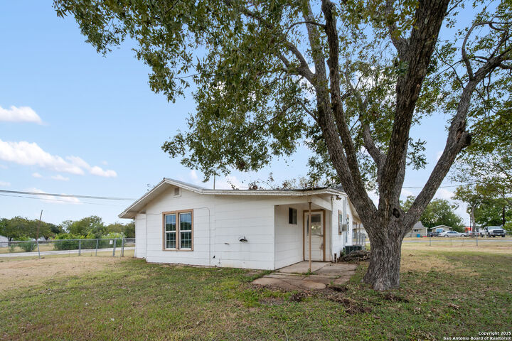 Property Photo:  211 S Hackberry  TX 78124 
