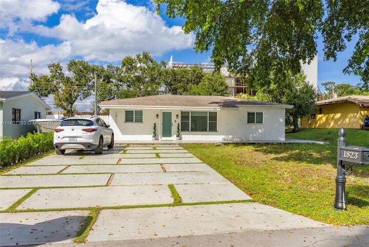 Property Photo: 1823 SW 29th St FL 33315