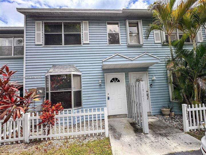 Property Photo: 1921 NE 15th Ave FL 33305