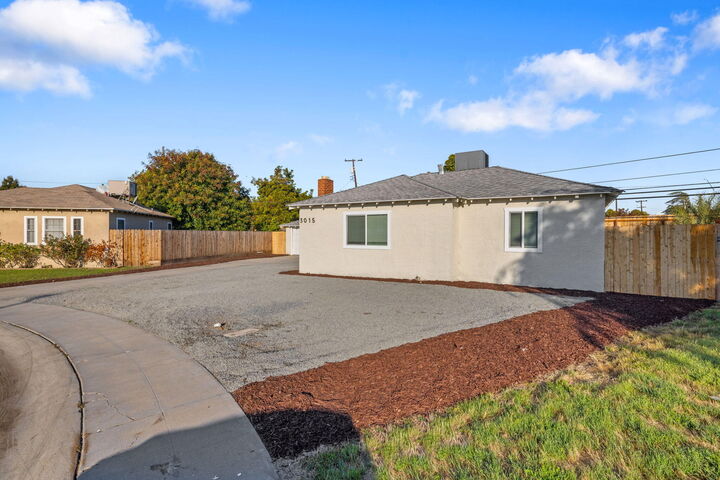 Property Photo: 3015 E Simpson Avenue CA 93703