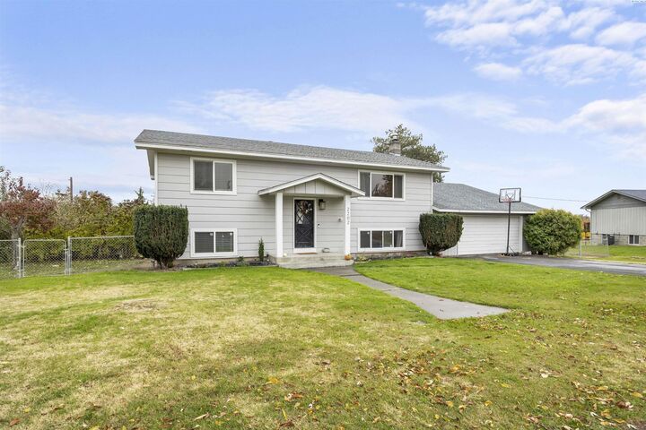 2202 Hill Drive  Grandview WA 98930 photo