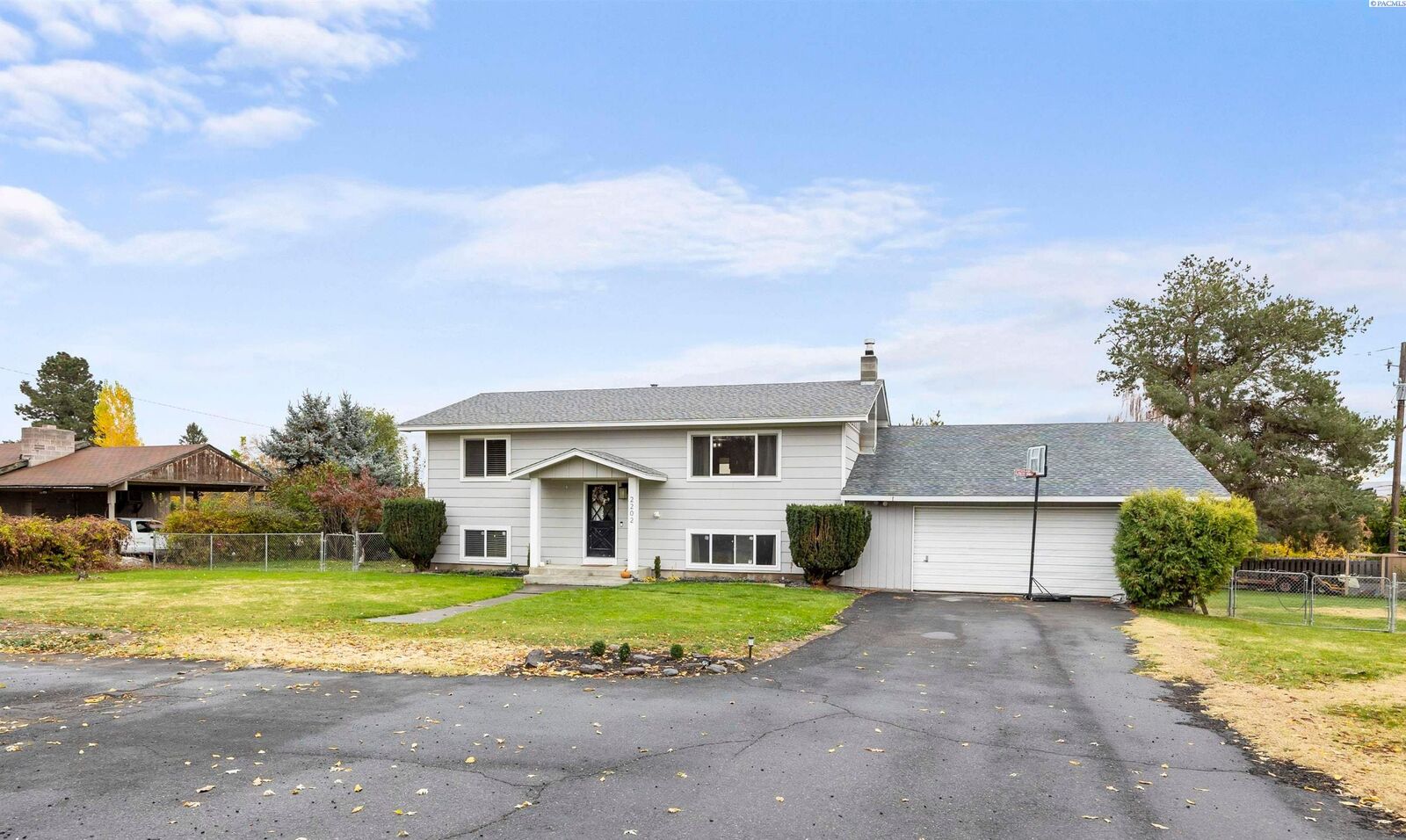 Property Photo:  2202 Hill Drive  WA 98930 