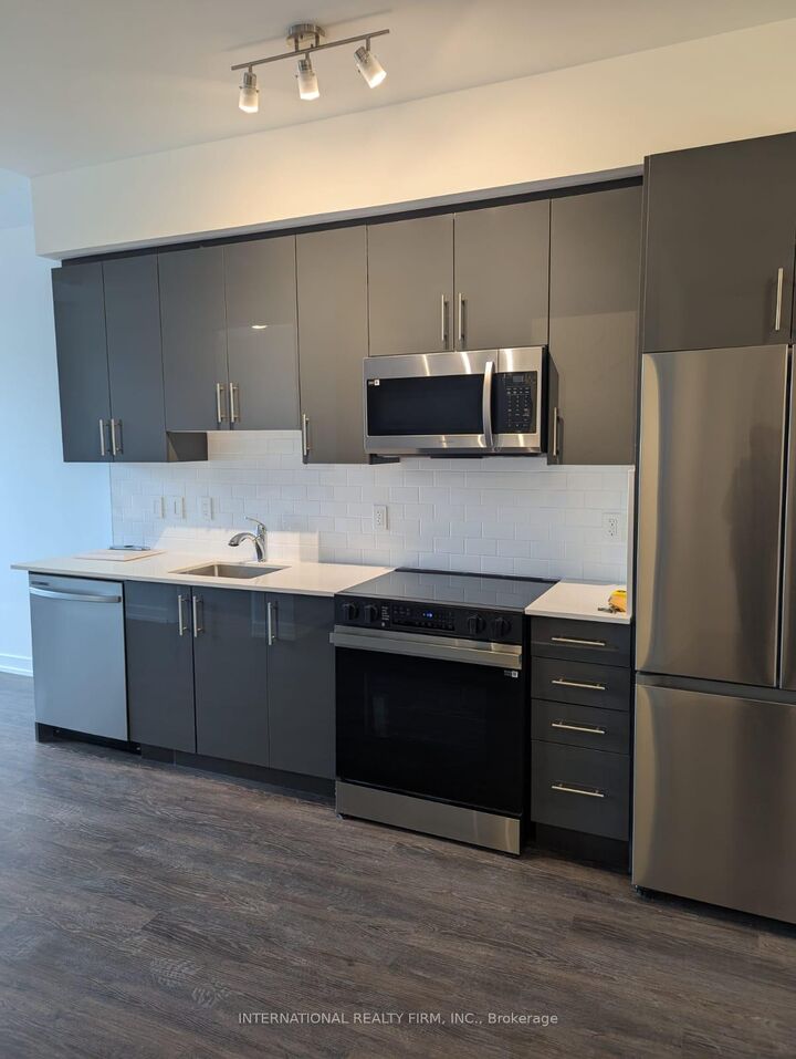 Property Photo: 556 Marlee Avenue 102 ON M6B 0B1