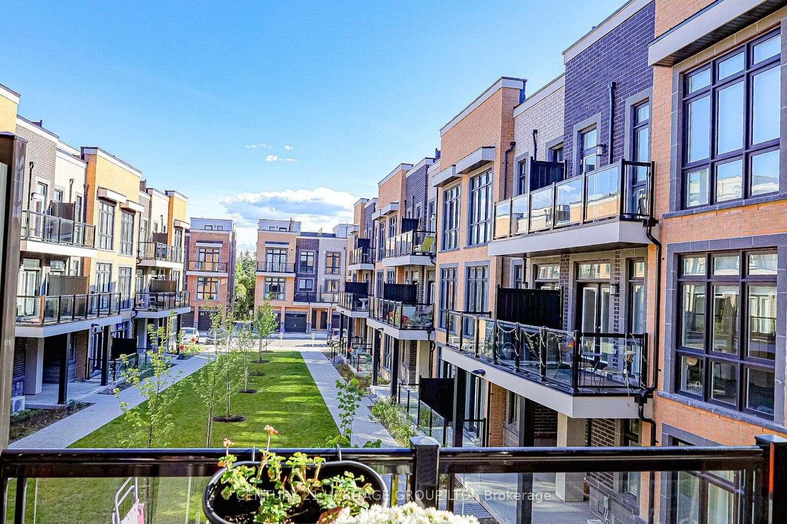 Photo de la propriété: 6 Sayers Lane N 11 ON L4E 1J4