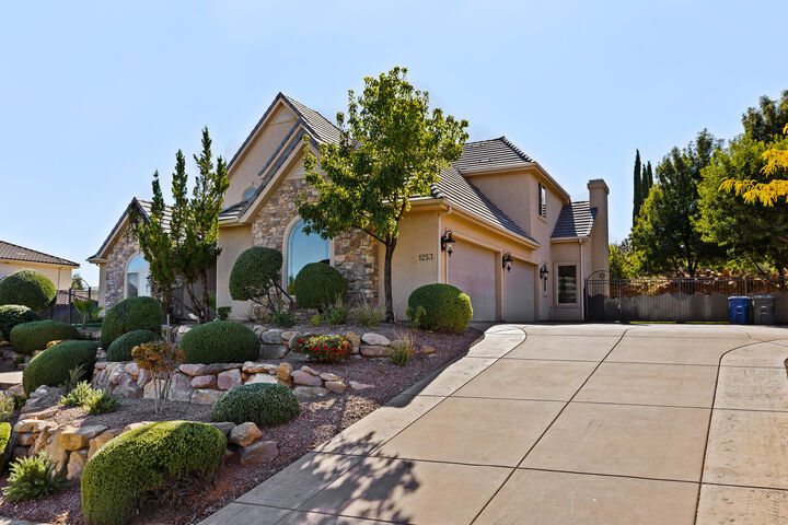 Property Photo: 1253 W Lexington St UT 84780