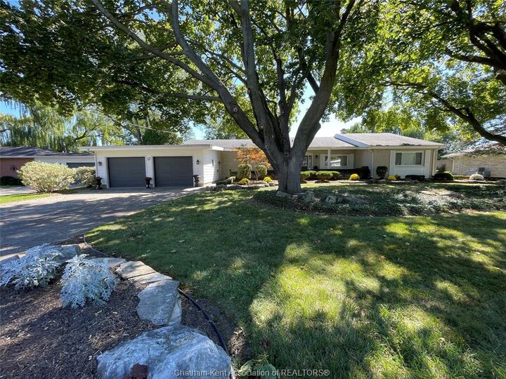 Property Photo:  17 Martin Park Road  ON N8A 2J7 