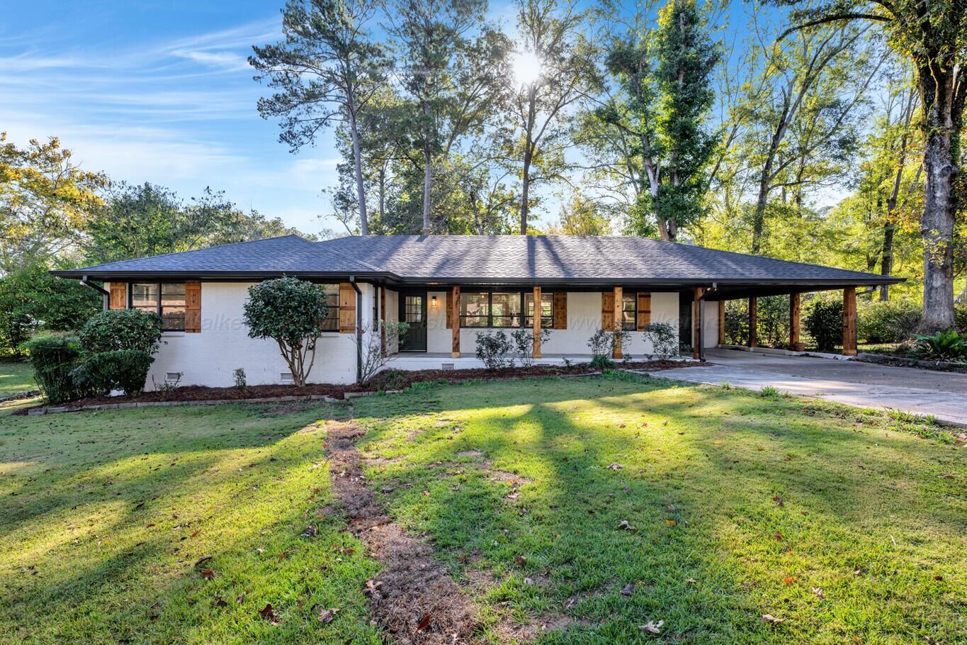Property Photo: 407 Glenview Dr AL 35501