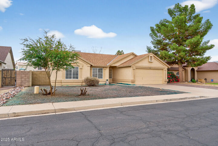 Property Photo: 907 N Falcon Drive AZ 85234