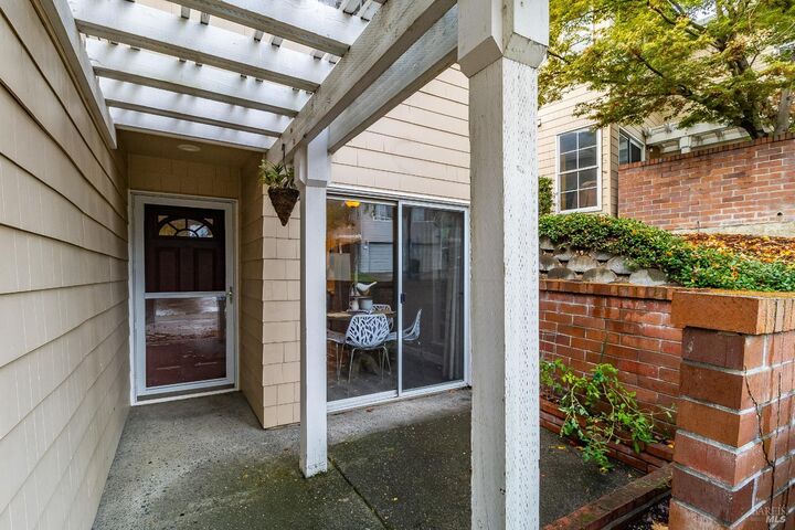 Property Photo: 212 Pebblecreek Court CA 94553