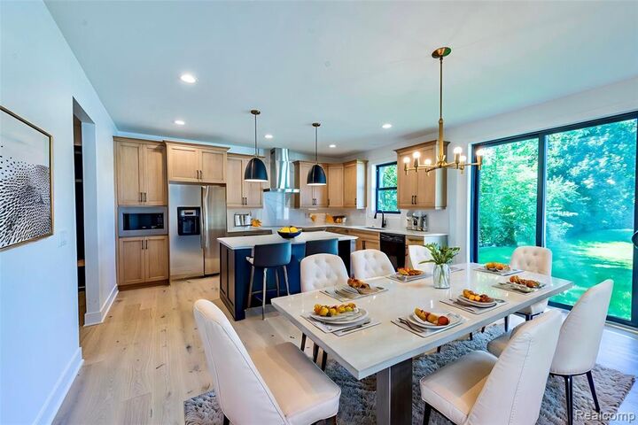 Property Photo:  2707 Robart Drive  MI 48085 