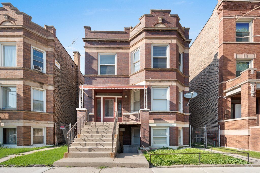 Property Photo:  4116 W Cermak Road 2  IL 60623 