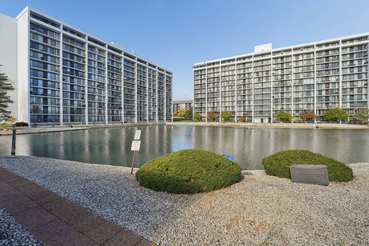 Property Photo:  2005 S Finley Road 1202  IL 60148 