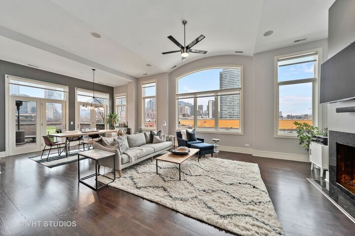 Property Photo: 711 W Grand Avenue 503 IL 60654