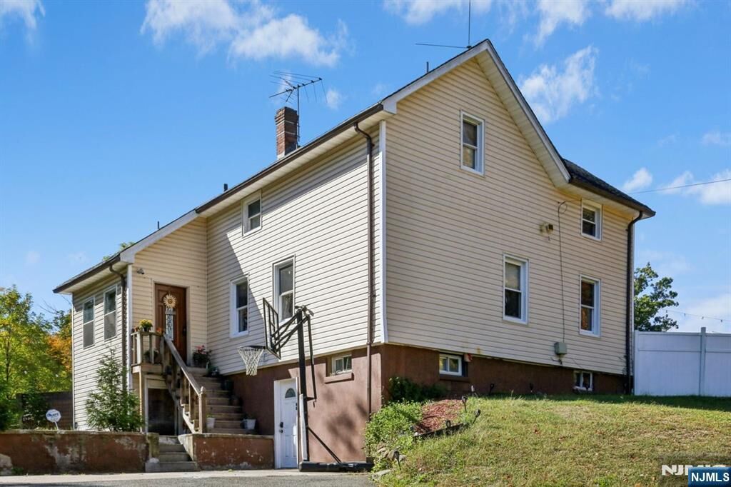 Property Photo:  369 Queens Court  NJ 07450 