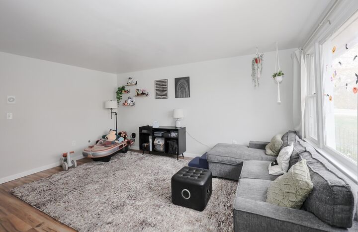 Property Photo: 1 Oakwood Lane NH 03045