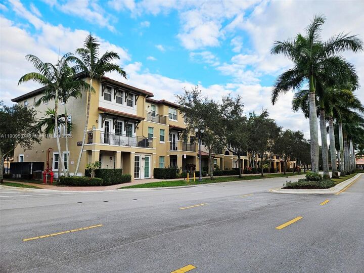 Property Photo: 809 SW 147 Ave 1401 FL 33027