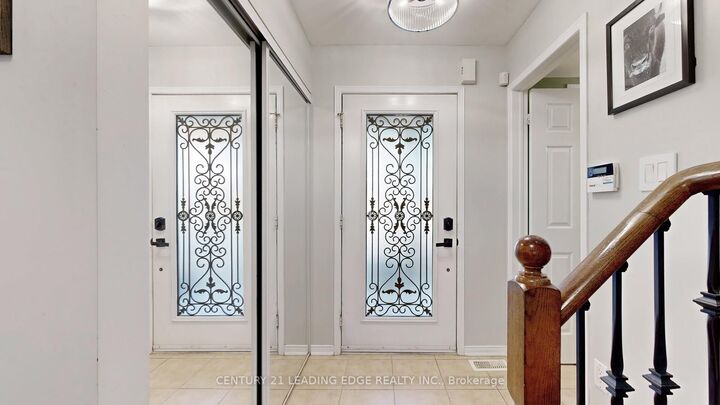 Photo de la propriété: 2 Eastgate Circle ON L1M 2N3