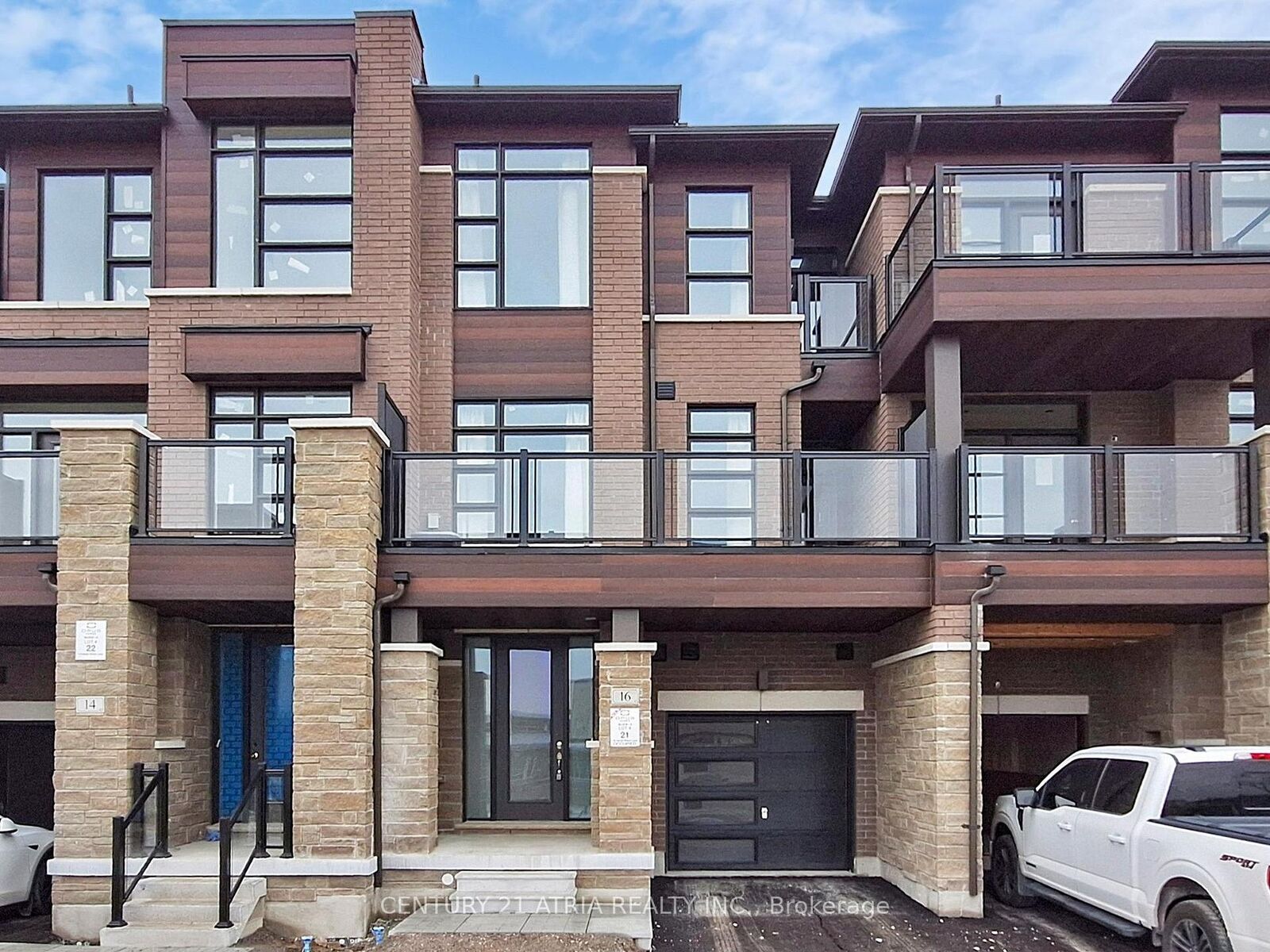 Photo de la propriété: 16 Harold Wilson Lane ON L4S 1N5