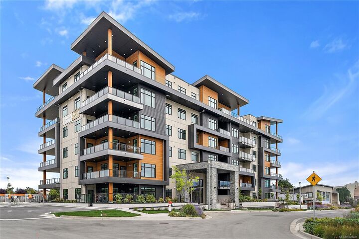 Property Photo:  2520 Hackett Cres 201  BC V8M 0B9 