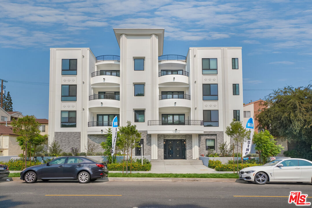 Property Photo: 1832 S Barrington Ave CA 90025