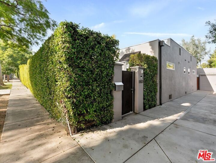 Property Photo:  8833 Ashcroft Ave  CA 90048 