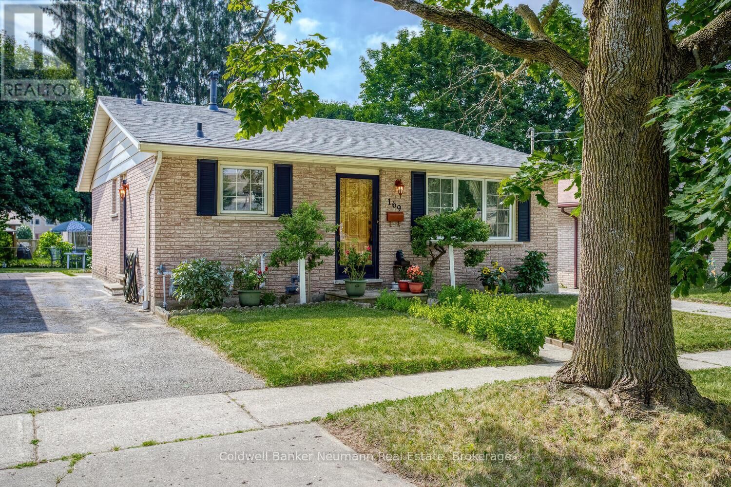 Property Photo: 169 Country Club Drive ON N1E 3K8