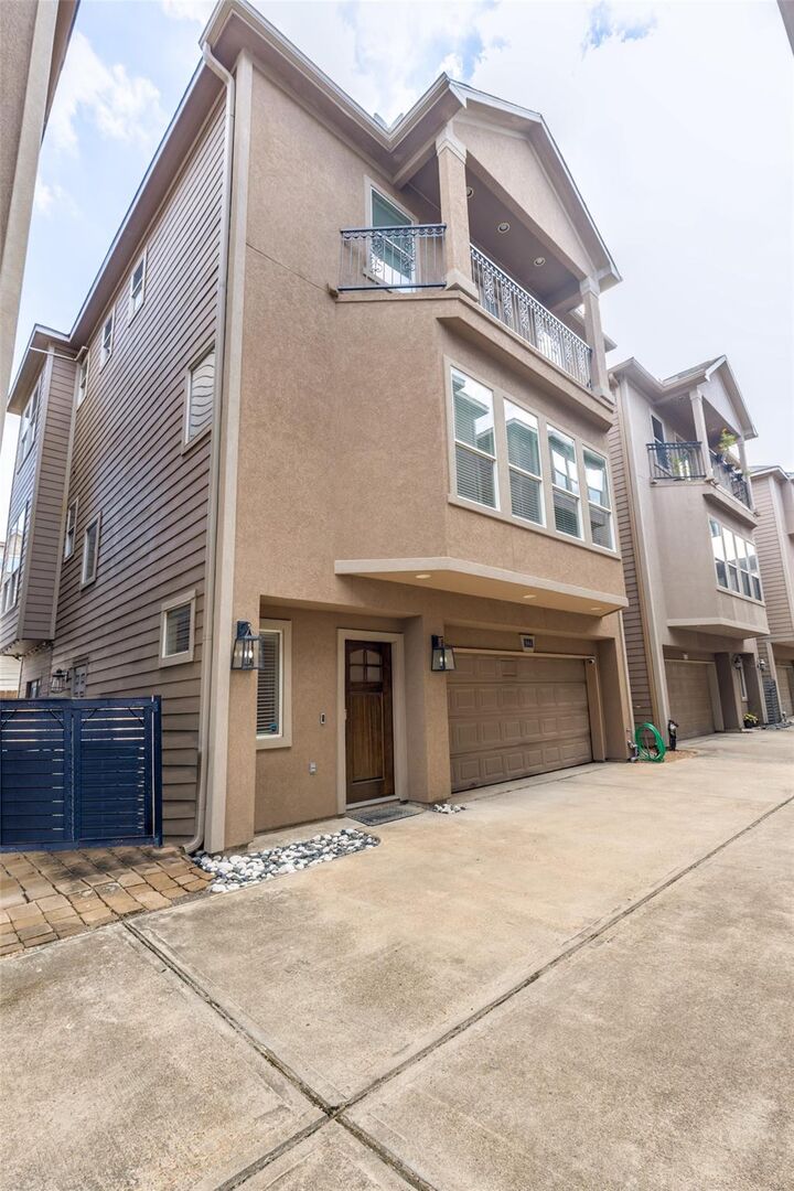 Property Photo: 944 W 22nd Street TX 77008