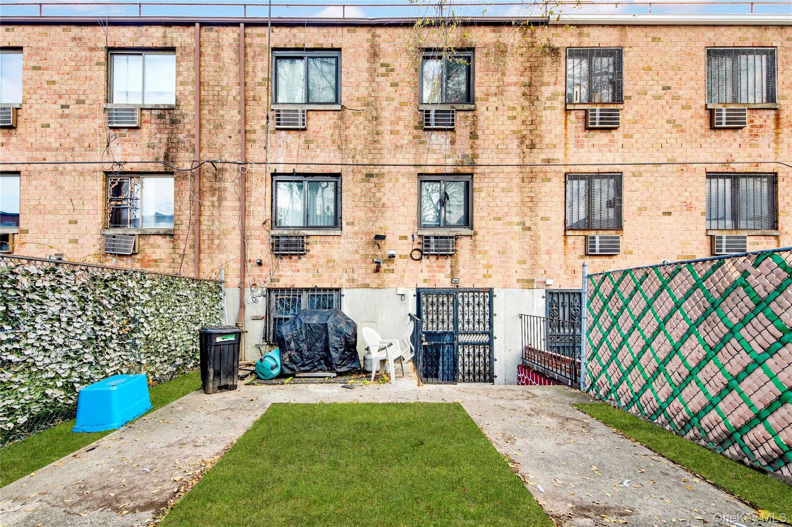 Property Photo:  721 Thieriot Avenue  NY 10473 