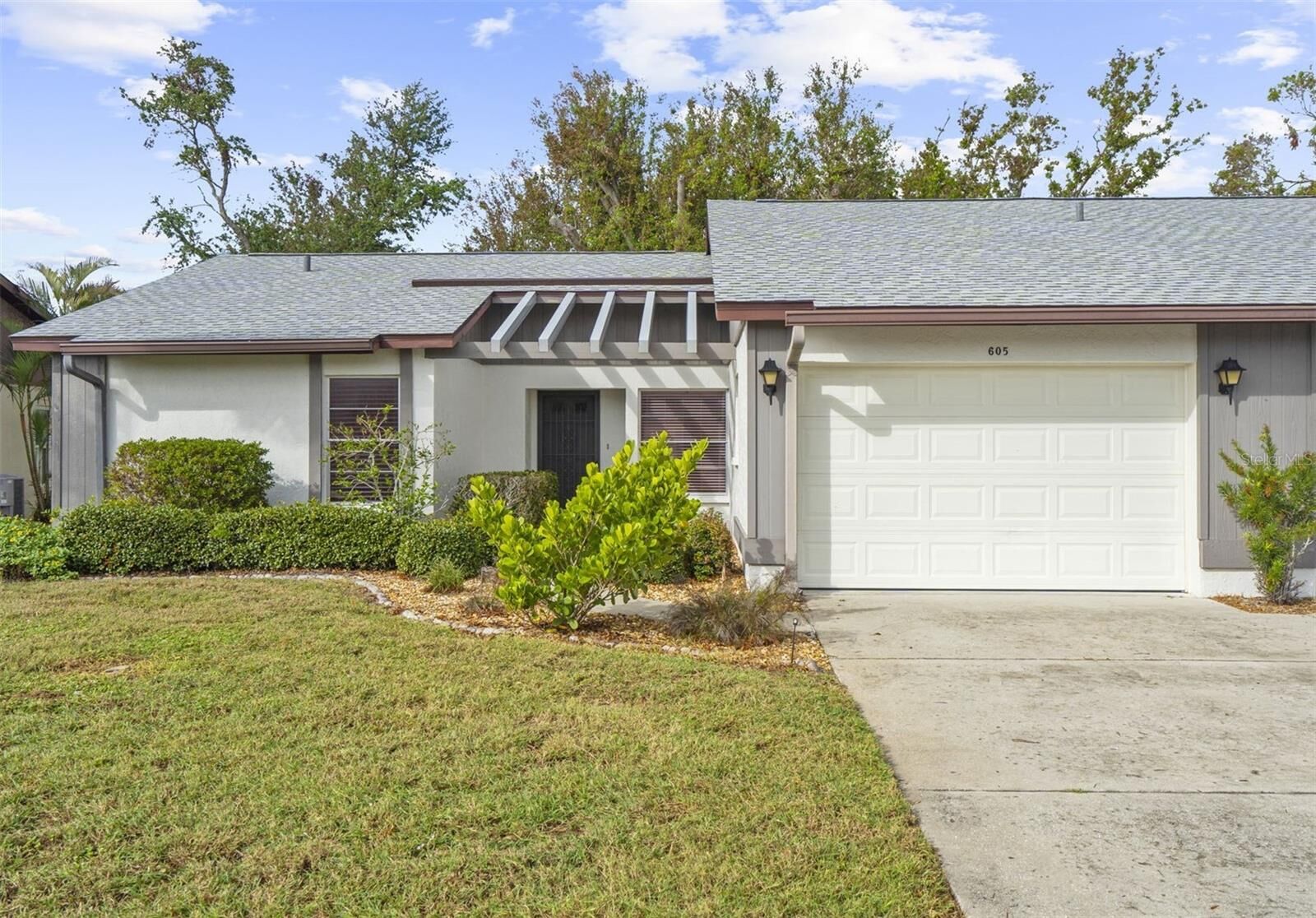 Property Photo:  605 Apple Lane  FL 34223 