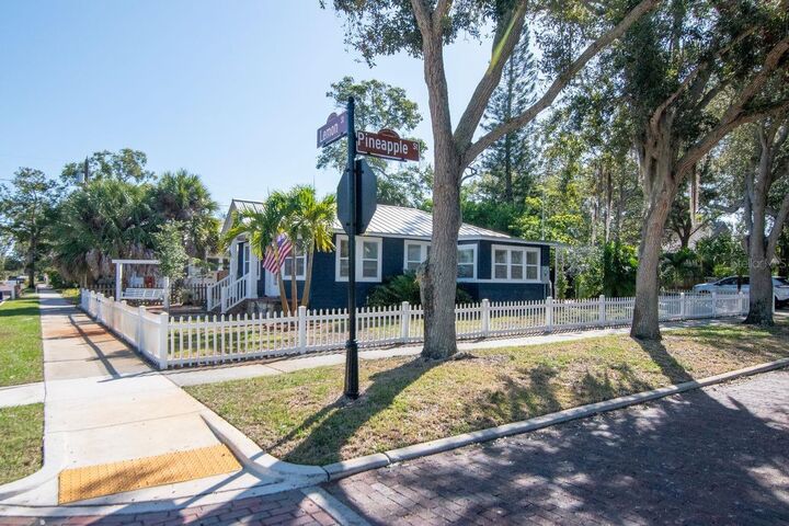 Property Photo:  319 W Lemon Street  FL 34689 