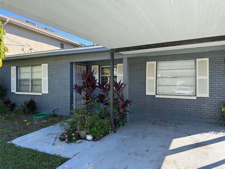 Property Photo: 1740 W Walnut Street FL 33607