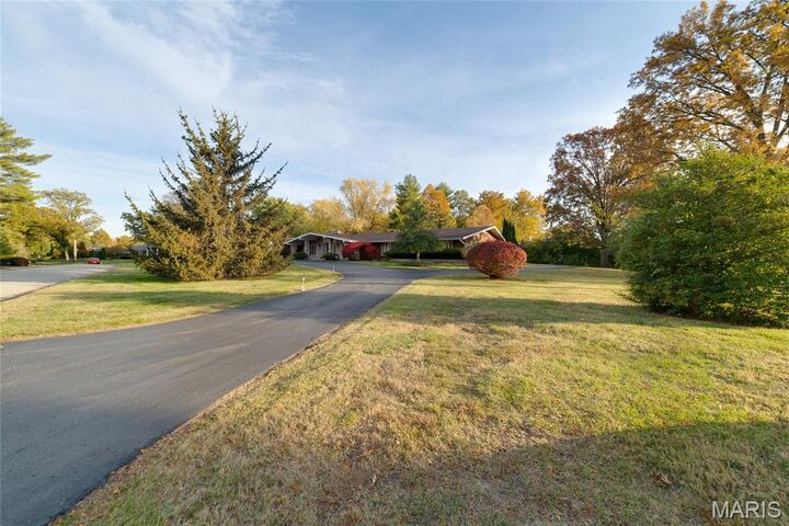 Property Photo:  2 Country Estates Place  MO 63131 