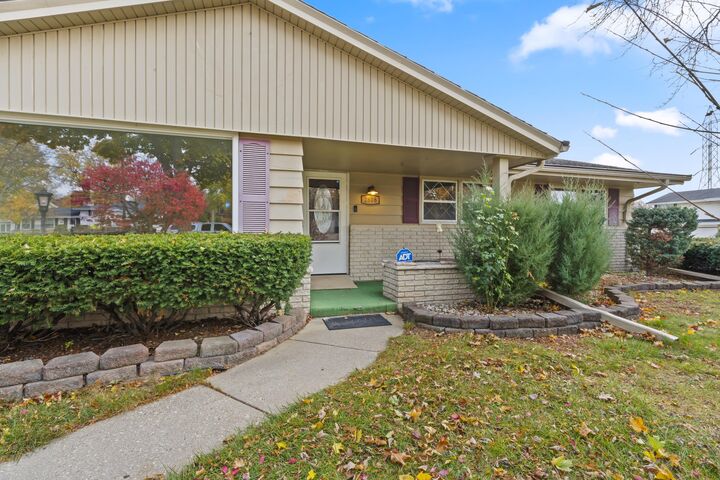 Property Photo: 2808 N Park Dr WI 53222