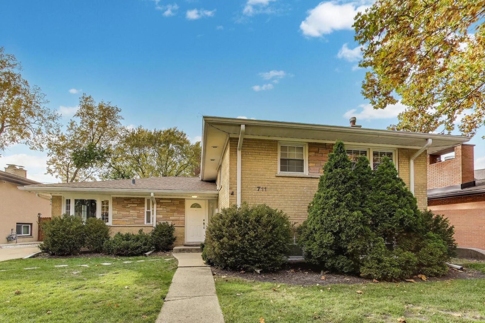 Property Photo: 711 Lacrosse Avenue IL 60091