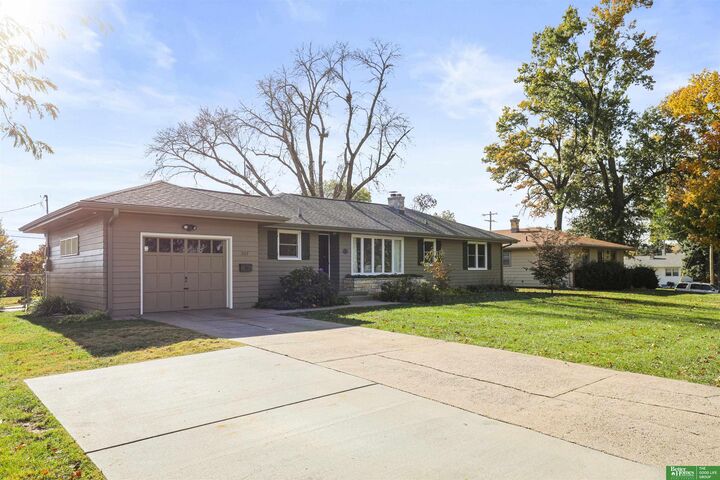 Property Photo:  307 Crest Road  NE 68046 