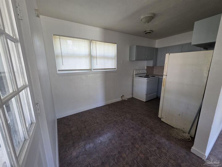 Property Photo:  10 Archer Ave  FL 32505 